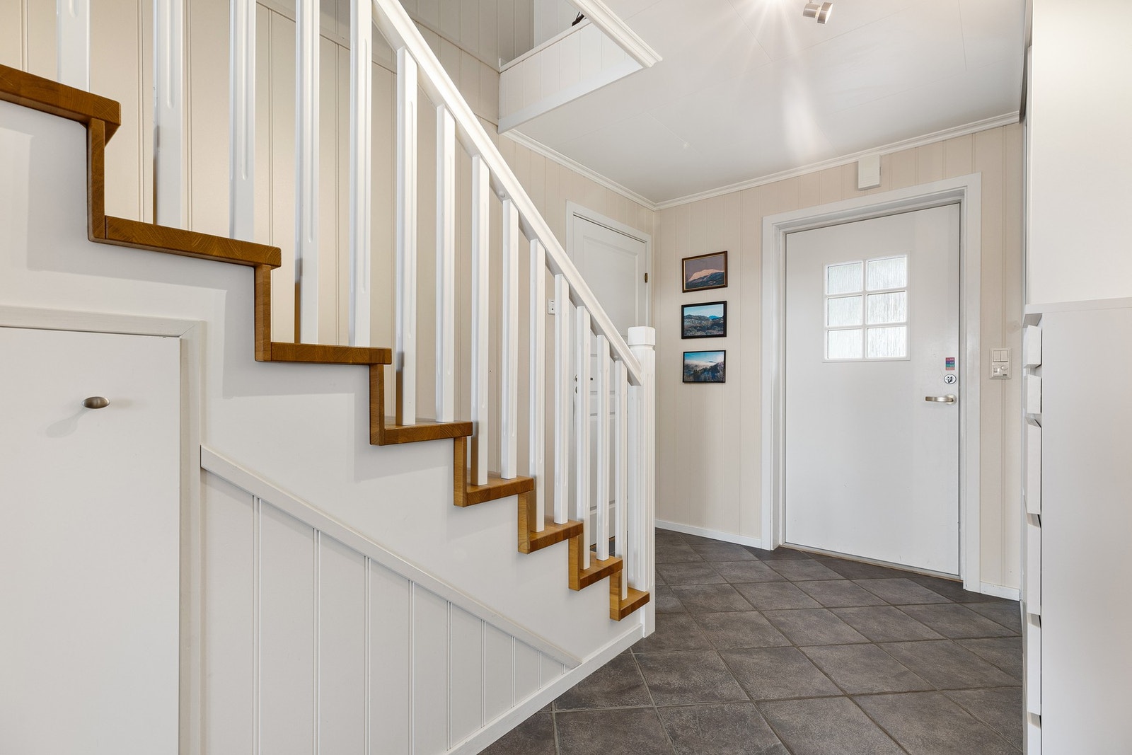 Velkommen inn! Romslig entré med praktisk flislagt gulv. Galleribilde