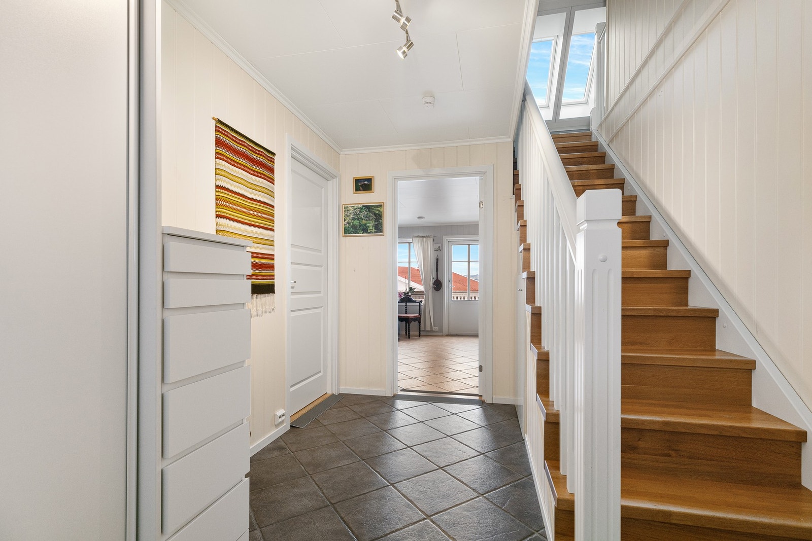 God plass til oppbevaring av yttertøy og sko. Galleribilde