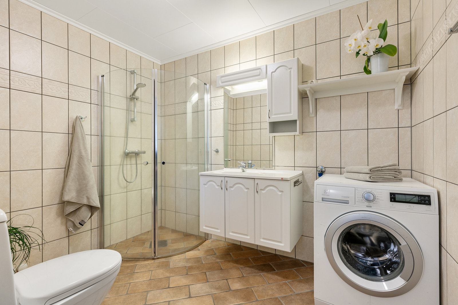 Helfliset bad med varme i gulvet for optimal komfort. Galleribilde