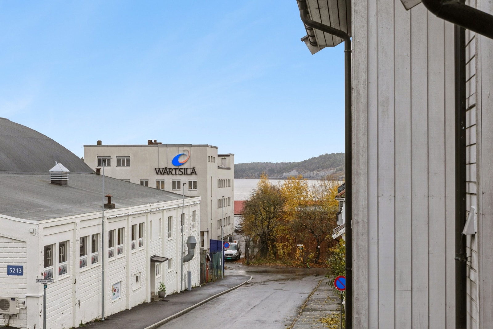 Sjøgløtt fra den ene uteplassen Galleribilde