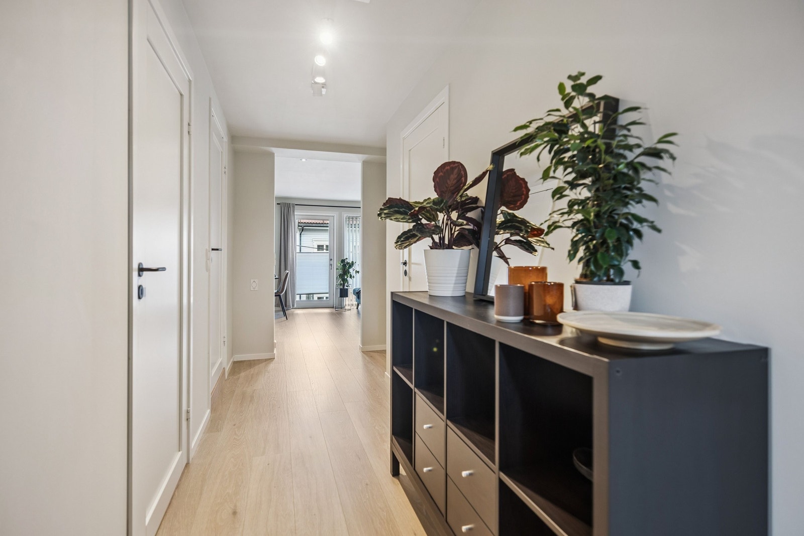 Romslig entré/gang med god plass til å sette fra seg skoene og henge fra seg yttertøy. Galleribilde