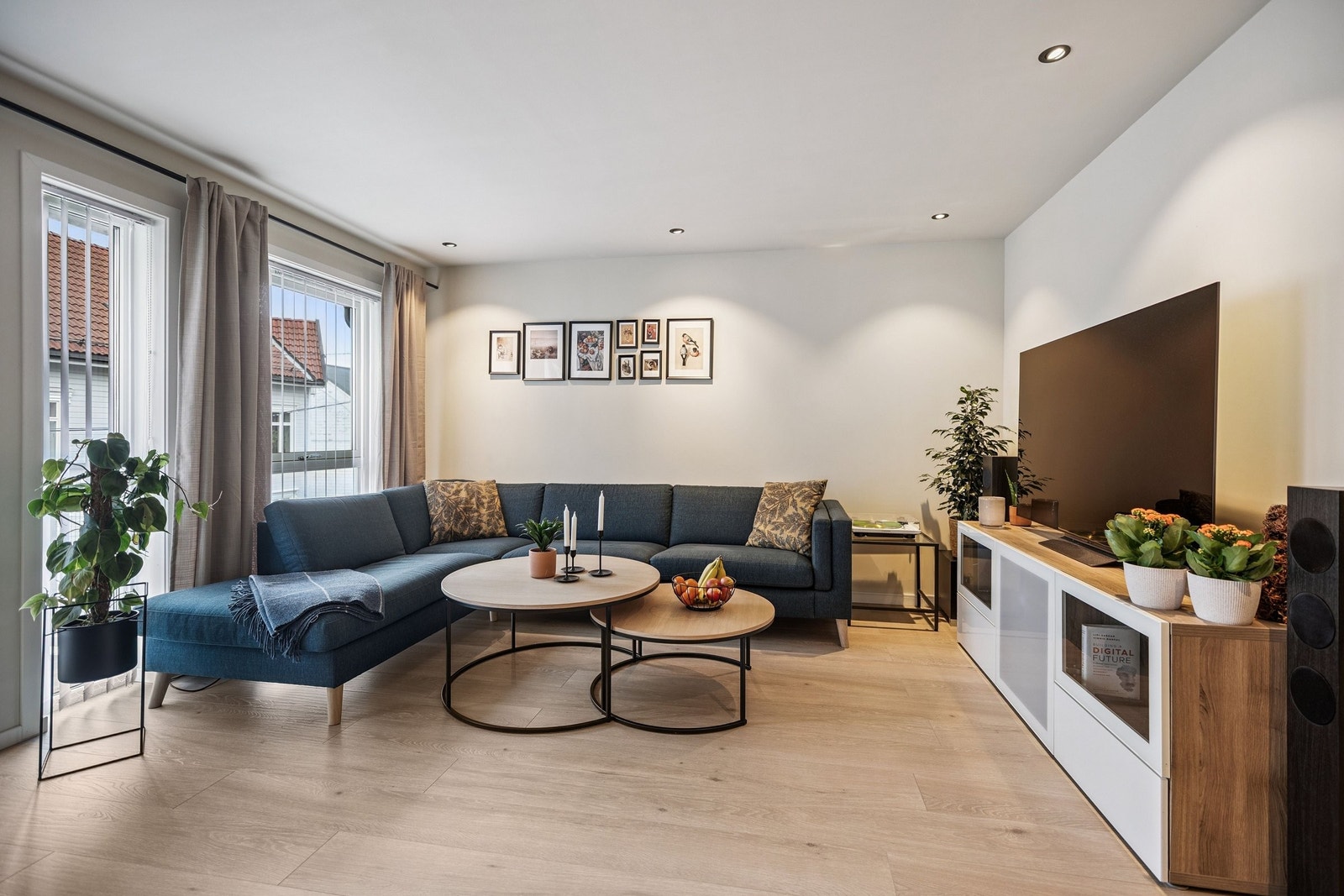 Stuen har god plass til en stor sofa og har mye naturlig lys fra vinduene Galleribilde