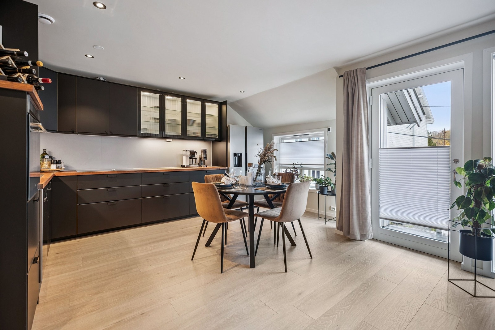 Kjøkken med god plass til spisebord Galleribilde