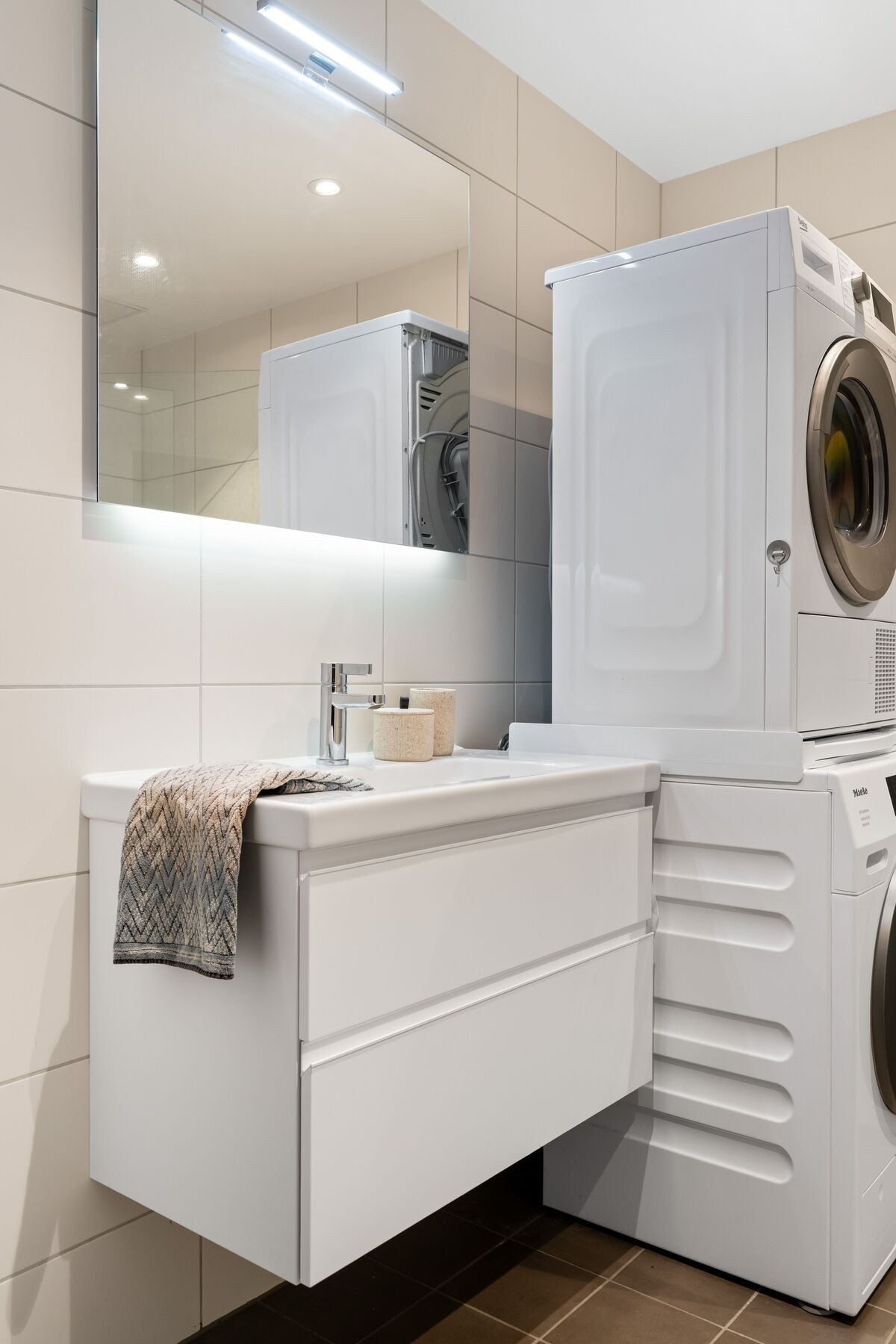 Delikat og moderne baderom på 4,5m² med fliser fra Fagflis - et sted for velvære i hverdagen. Galleribilde