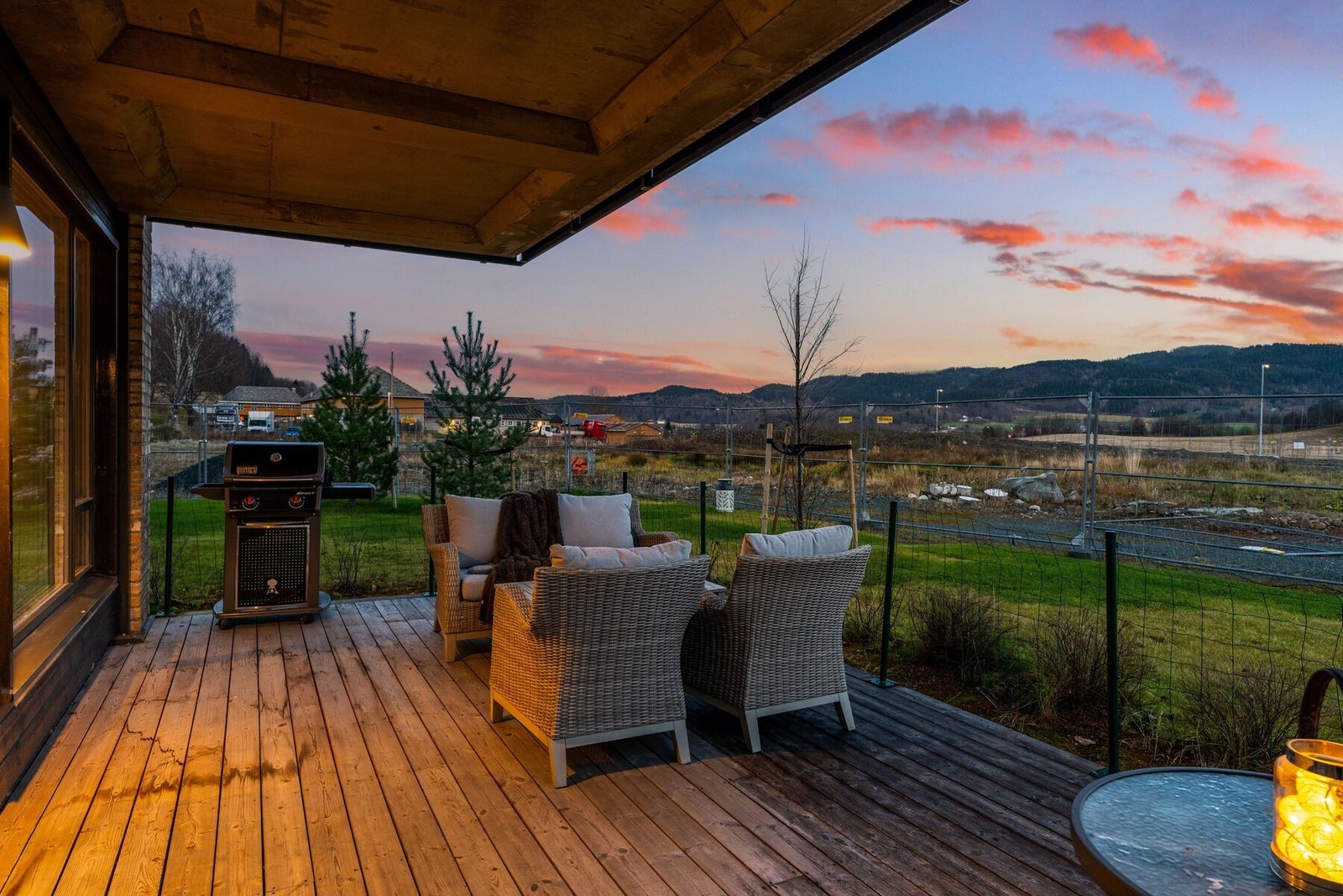 Nærmeste parsell nordøst for blokka leiligheten befinner seg i er regulert til grøntområde. Galleribilde