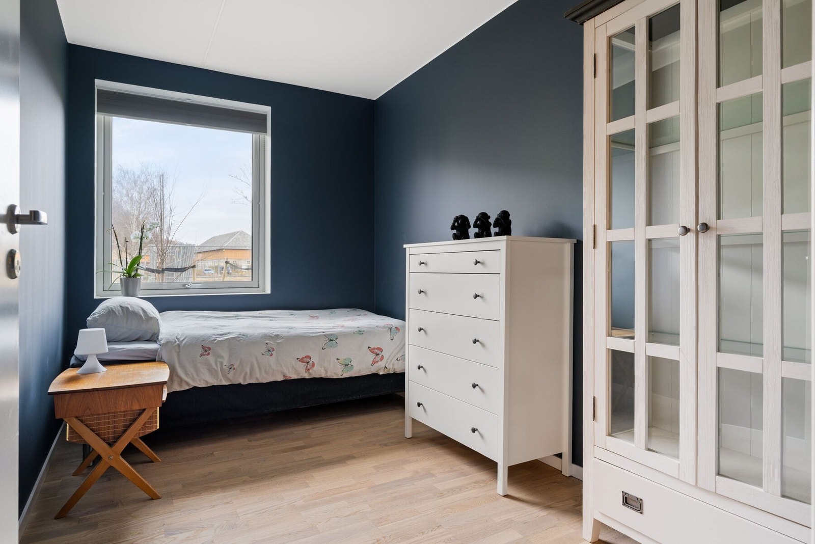 Det andre soverommet er på 8m². Vinduet vender mot nord, noe som gir et behagelig og svalt sovemiljø både her og på hovedsoverommet. Galleribilde