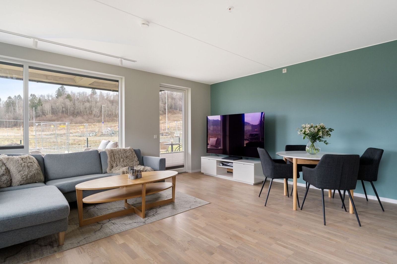 Hjerte i boligen er et svært innbydende og stort oppholdsrom delt inn i flere soner med stue, kjøkken og spisestue på til sammen 25,3 m². Galleribilde