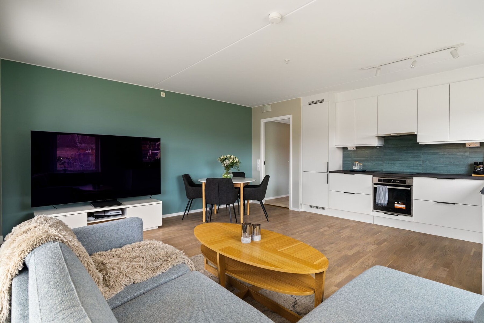 Boligen har gjennomgående gode materialvalg med 3-stavs parkett på gulv, downlights og spotter i himling og store vindusflater som gir et moderne uttrykk. Galleribilde