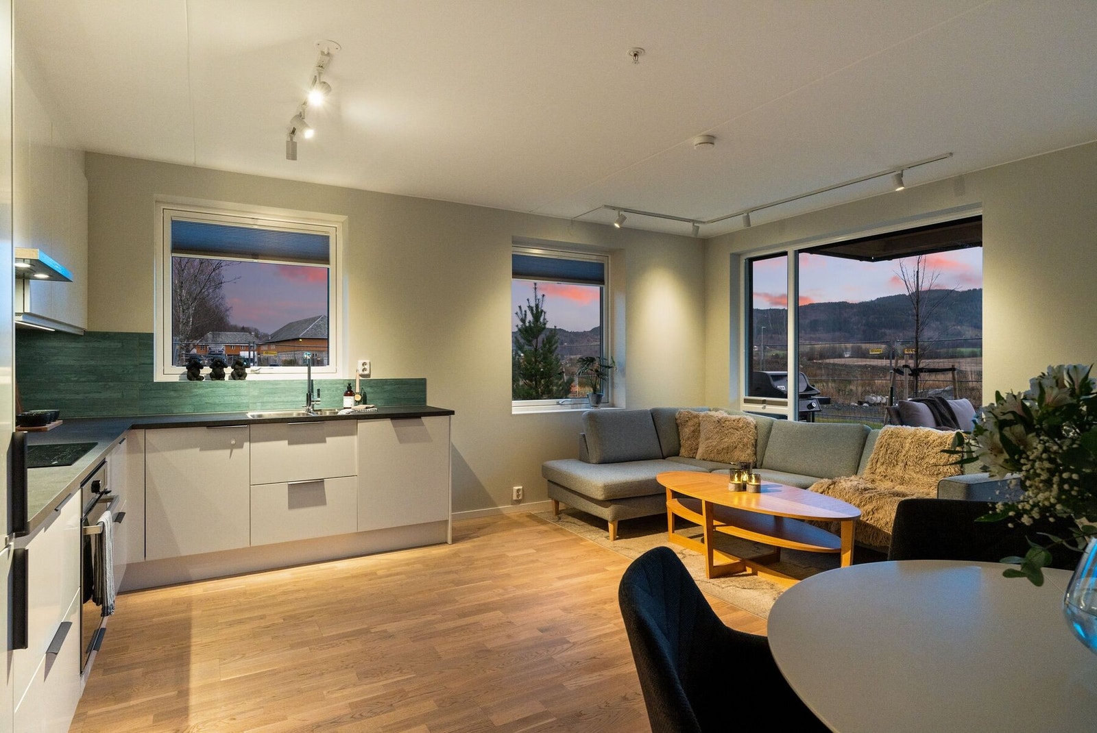 Hele boligen er utstyrt med innvendig solskjerming i form av plissegardiner, som gir både et stilrent uttrykk og behagelig lyskontroll gjennom dagen. Galleribilde