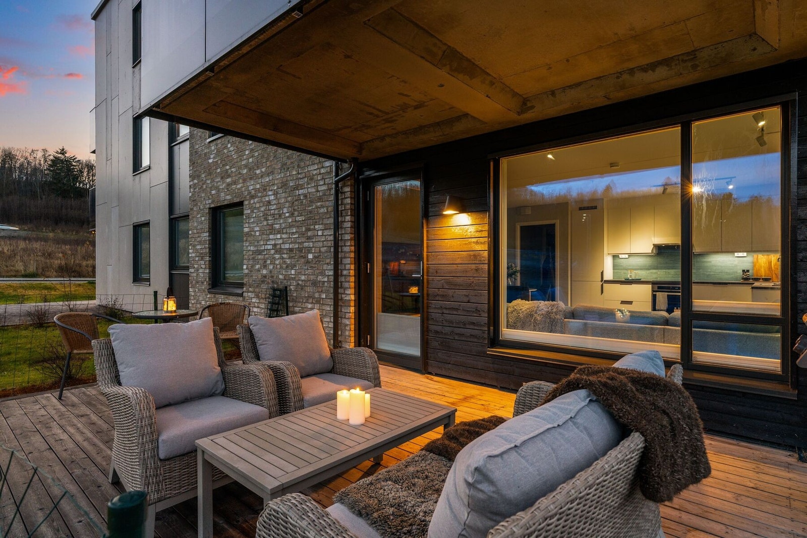 Den store terrassen måler 21,7 m² og er en naturlig forlengelse av oppholdsrommet. Galleribilde