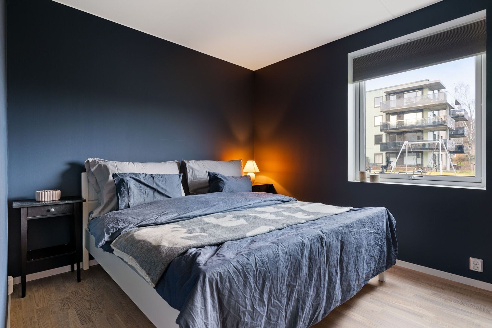 Hovedsoverommet måler 10,1m², og er malt i en lun og harmonisk mørkeblå tone som gir rommet en behagelig atmosfære. Galleribilde