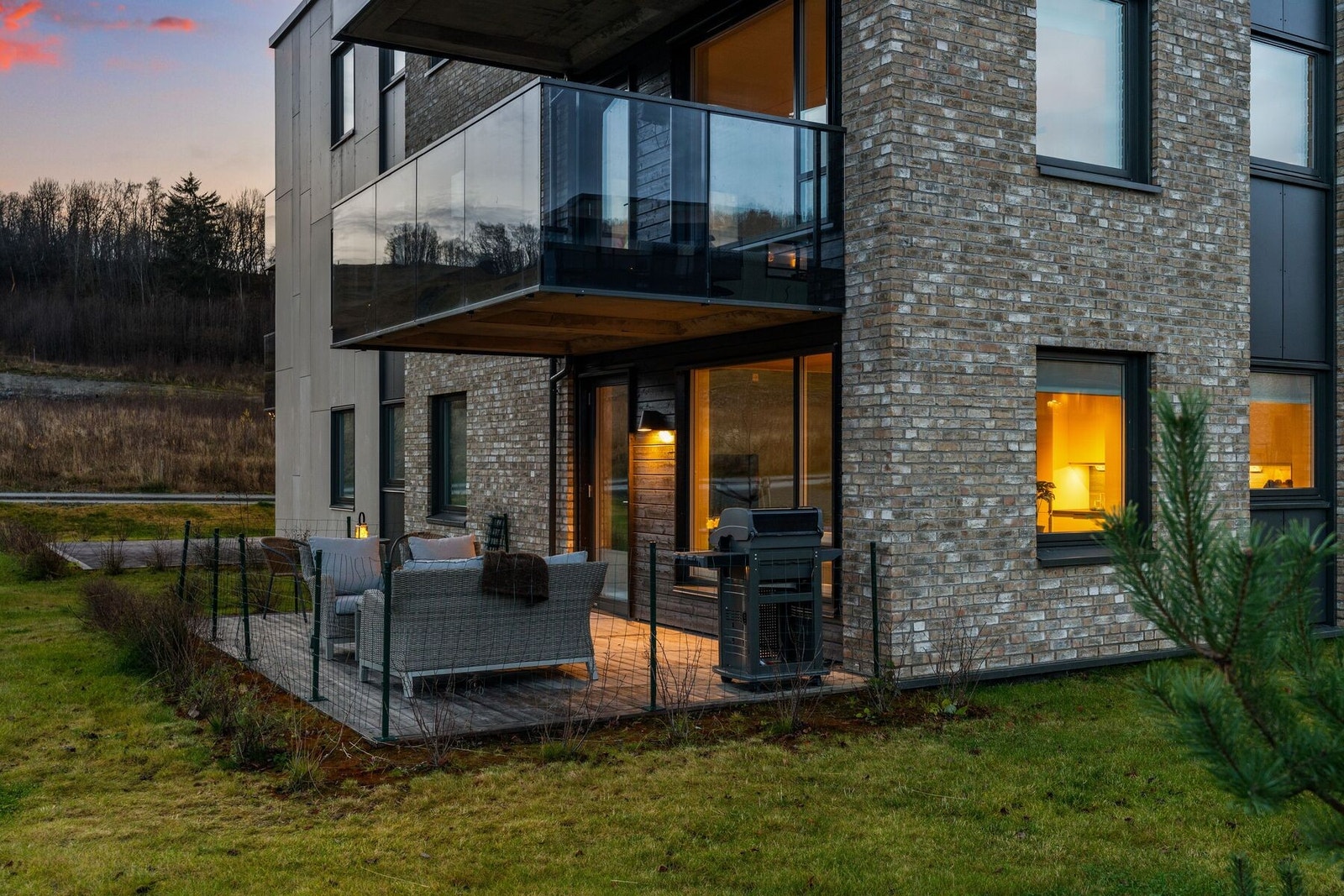 Med sin østvendte beliggenhet har man sol fra morgen til ca. klokken 16.00 på sommerstid. Galleribilde