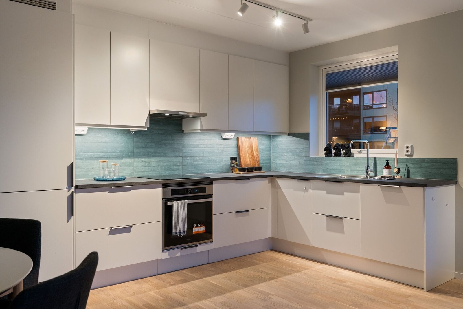 Lyst og moderne kjøkken fra Marbodal med integrerte hvitevarer fra kvalitetsleverandøren Whirlpool og volumhette fra Røros Hetta. Galleribilde