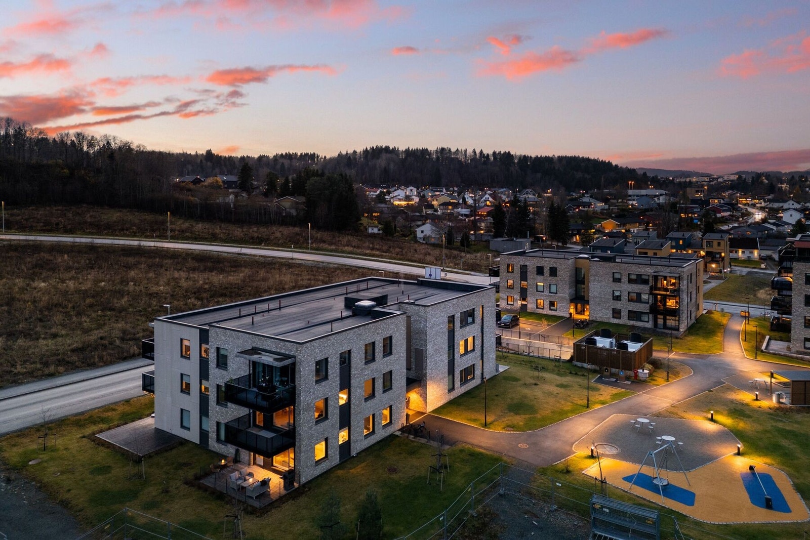 Her får man en perfekt kombinasjon av moderne komfort og hverdagsro - et hjem man gleder deg til å komme tilbake til. Galleribilde