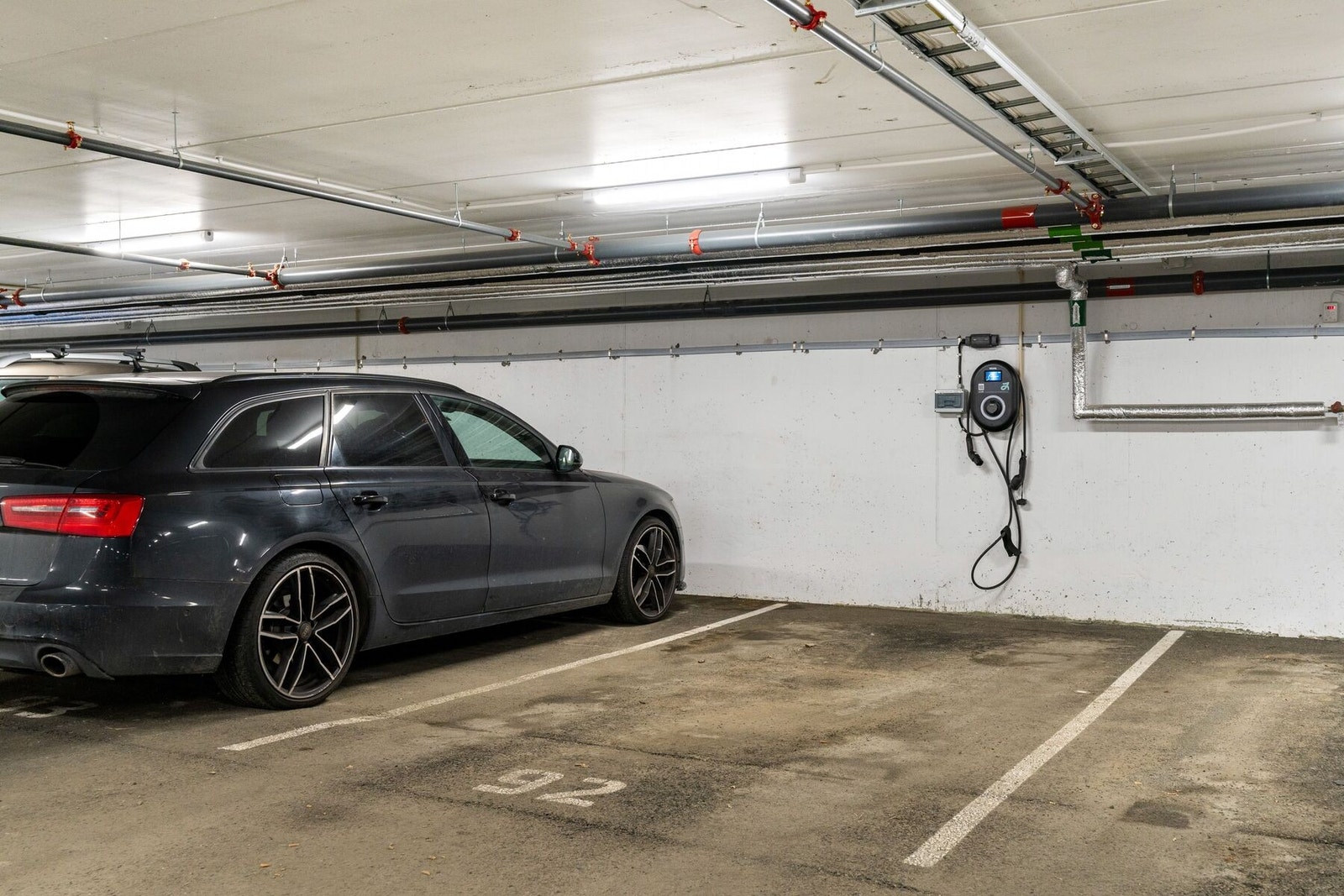Parkeringsplass nummer 92 har også egen el-bil lader som medfølger salget. Galleribilde
