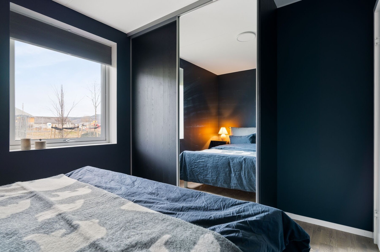 Her har man en plassbygd garderobe med gode oppbevaringsmuligheter. Galleribilde