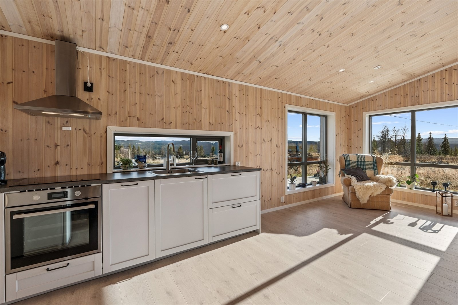 Rommet har god plass til både sofakrok og spiseplass - et perfekt samlingspunkt for familie og venner. Galleribilde