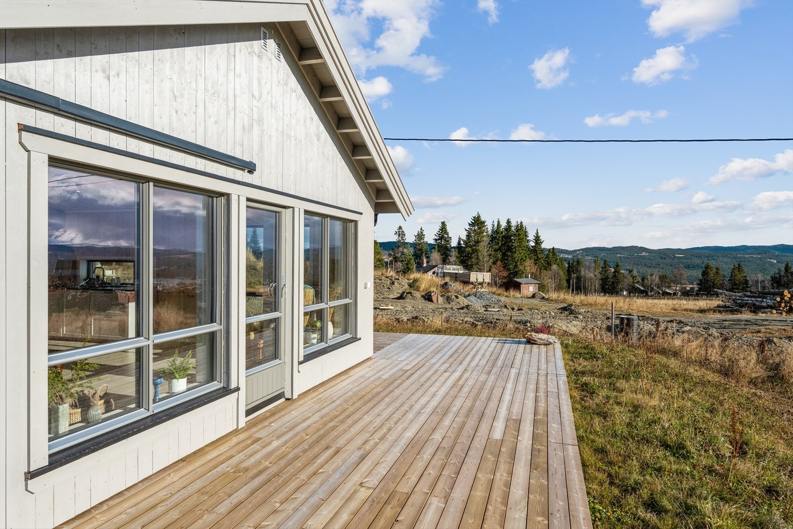 Fra stua er det direkte utgang til en romslig terrasse hvor du kan nyte utsikten, grille med venner eller bare slappe av i fredelige omgivelser - akkurat slik hyttelivet skal være. Galleribilde