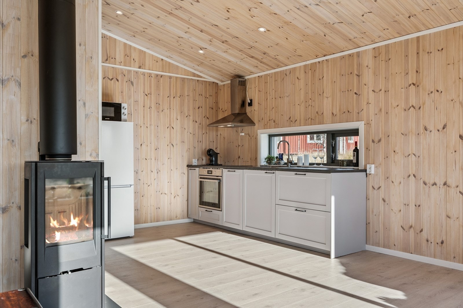 Kjøkkenkroken er moderne og funksjonell med innredning i laminerte trefiberplater, glatte fronter og benkeplate i laminat med nedfelt oppvaskkum i rustfritt stål. Galleribilde