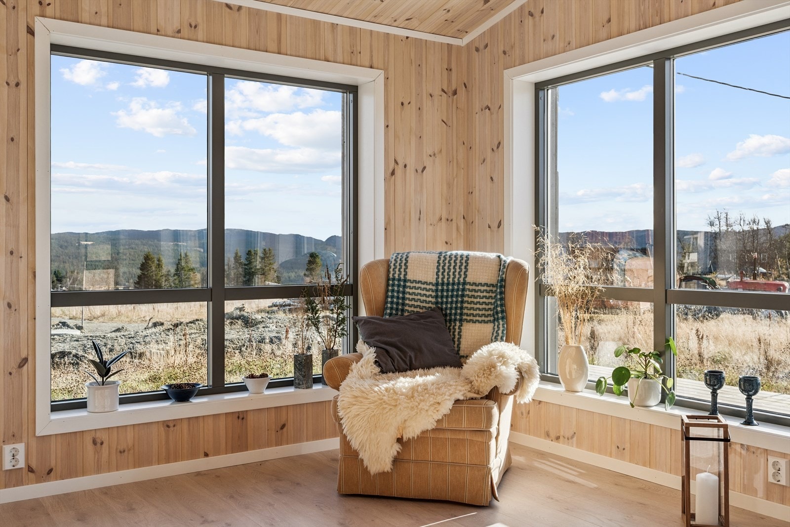 Oppholdsrommet har god takhøyde og store vinduer som lar deg nyte utsikten, samtidig som du får god tilgang på mye dagslys. Galleribilde