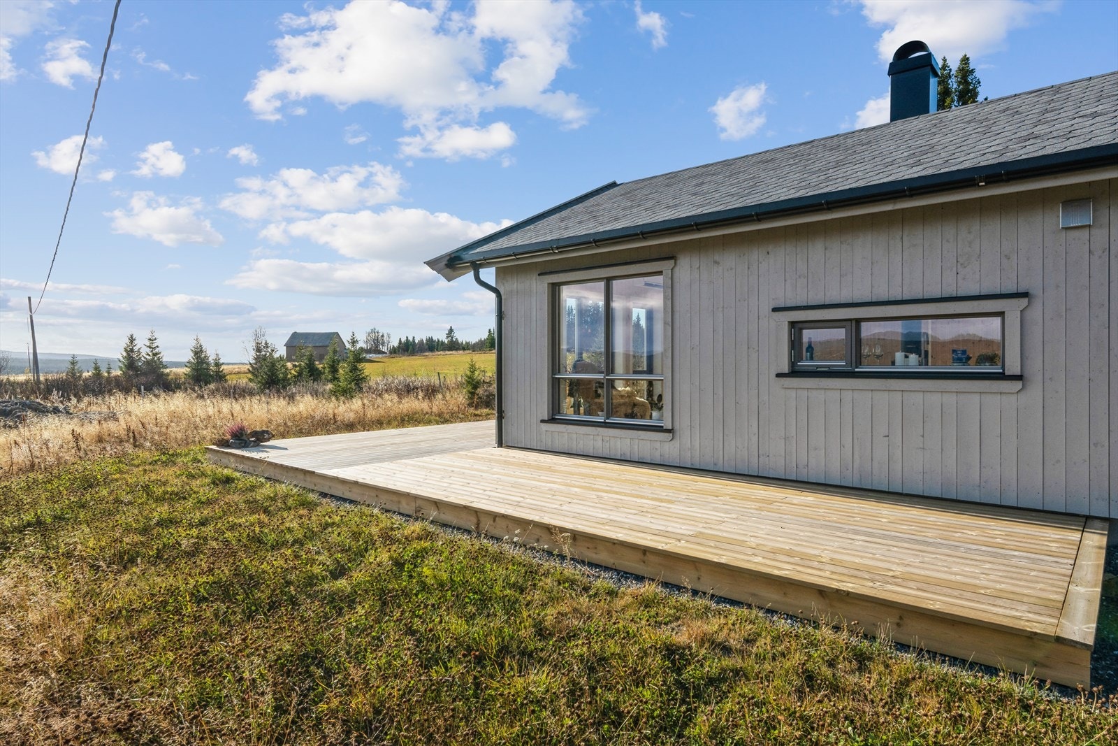 Velkommen til Lakkergata 154, en innbydende eiendom på vakre Åbjørstølen, ca. 856 meter over havet! Fotograf Tor Solberg. Galleribilde