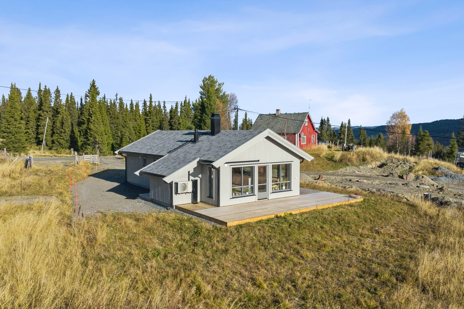 "Midtbu" som eiendommen heter, ligger lett tilgjengelig og har alle nødvendige fasiliteter. Galleribilde