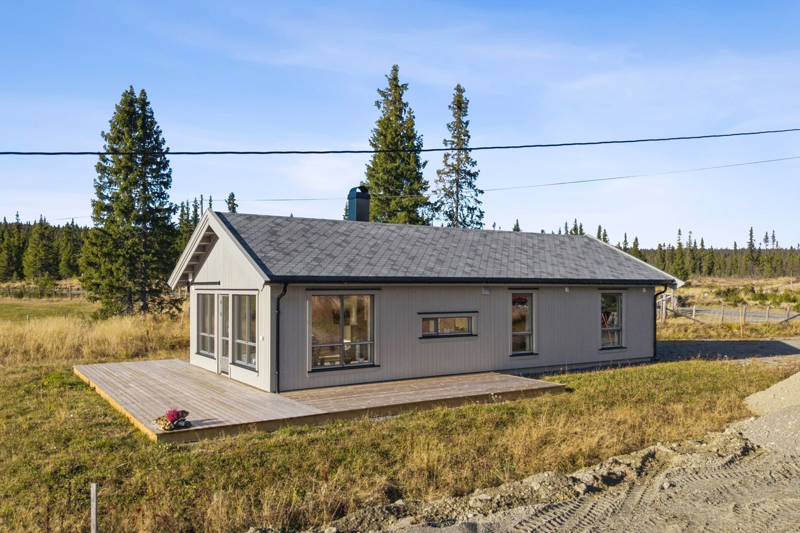 Her får du kort vei til både oppkjørte skiløyper, fiske i Tisleia og flotte turstier i fjell og skog - et perfekt sted for rekreasjon og friluftsliv. Galleribilde