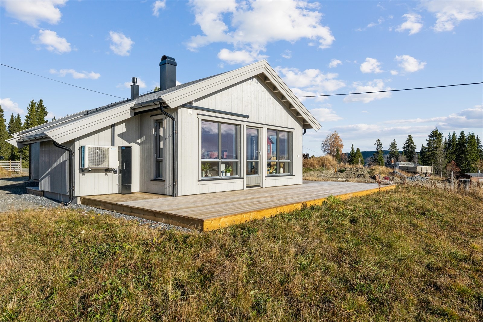 Her får du sommersol fra tidlig morgen til sen kveld, og en praktfull utsikt mot Ølsjøen, Nysetfjellet og Tisleidalen. Galleribilde