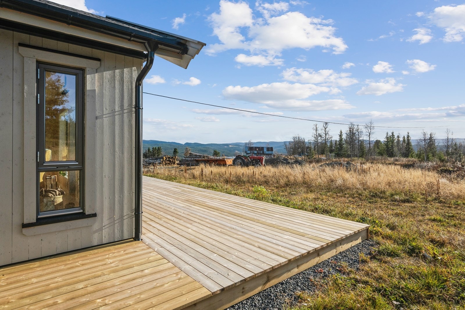 Hytta ligger sørvendt, slik at du kan nyte solen fra tidlig morgen til sen kveld. Galleribilde