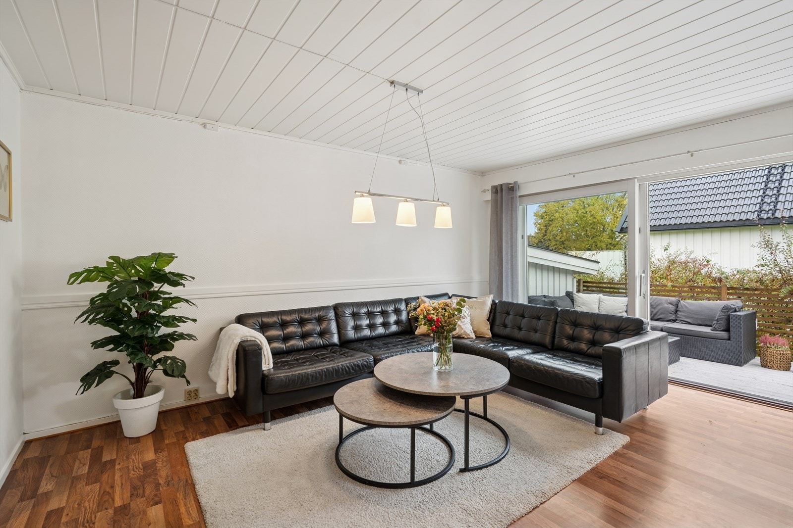 Pen og lys stue med utgang til veranda Galleribilde