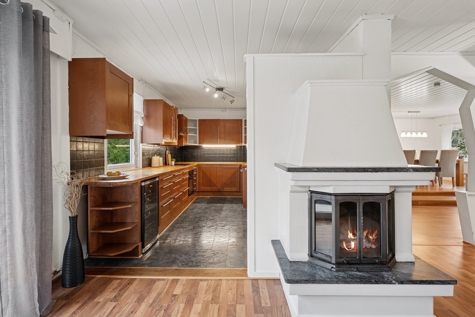 Delvis åpen løsning mot kjøkken Galleribilde