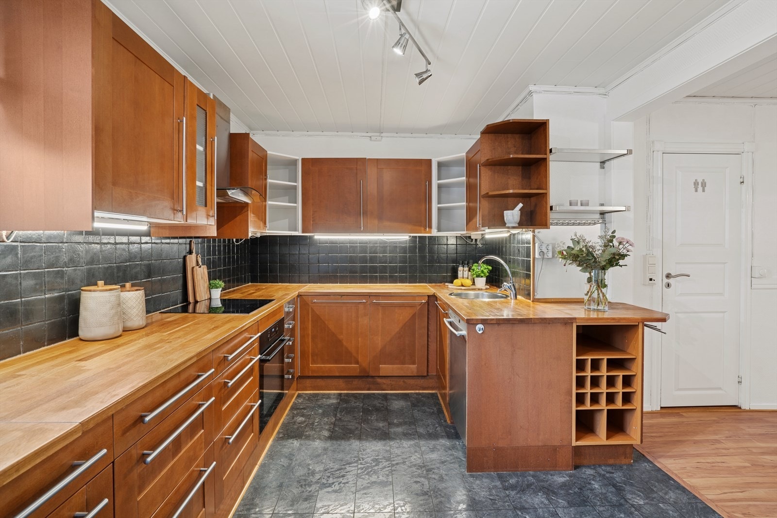 Kjøkken med integrerte hvitevarer Galleribilde