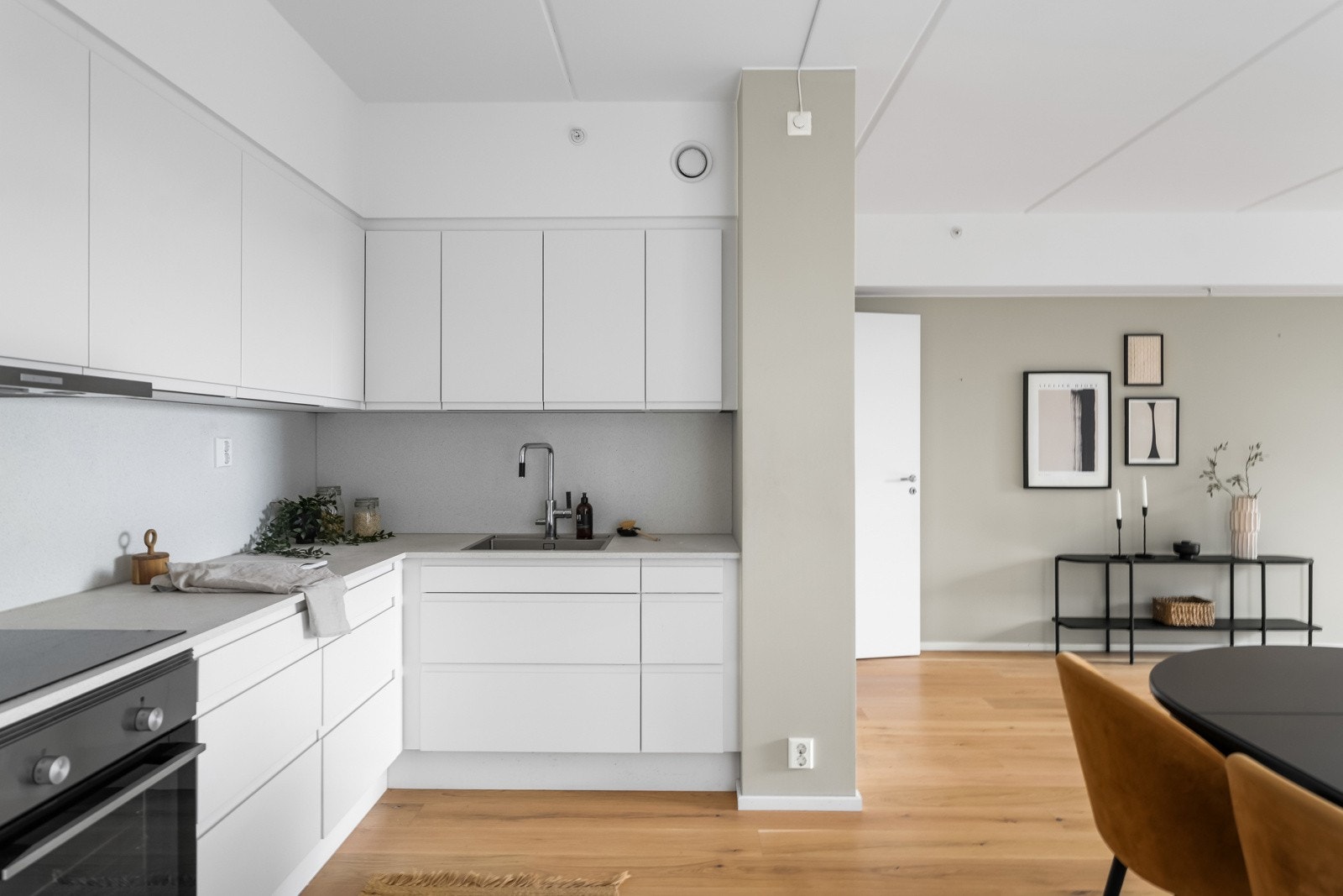 De integrerte hvitevarene består av induksjonstopp, stekeovn, oppvaskmaskin og kjøl/frys Galleribilde