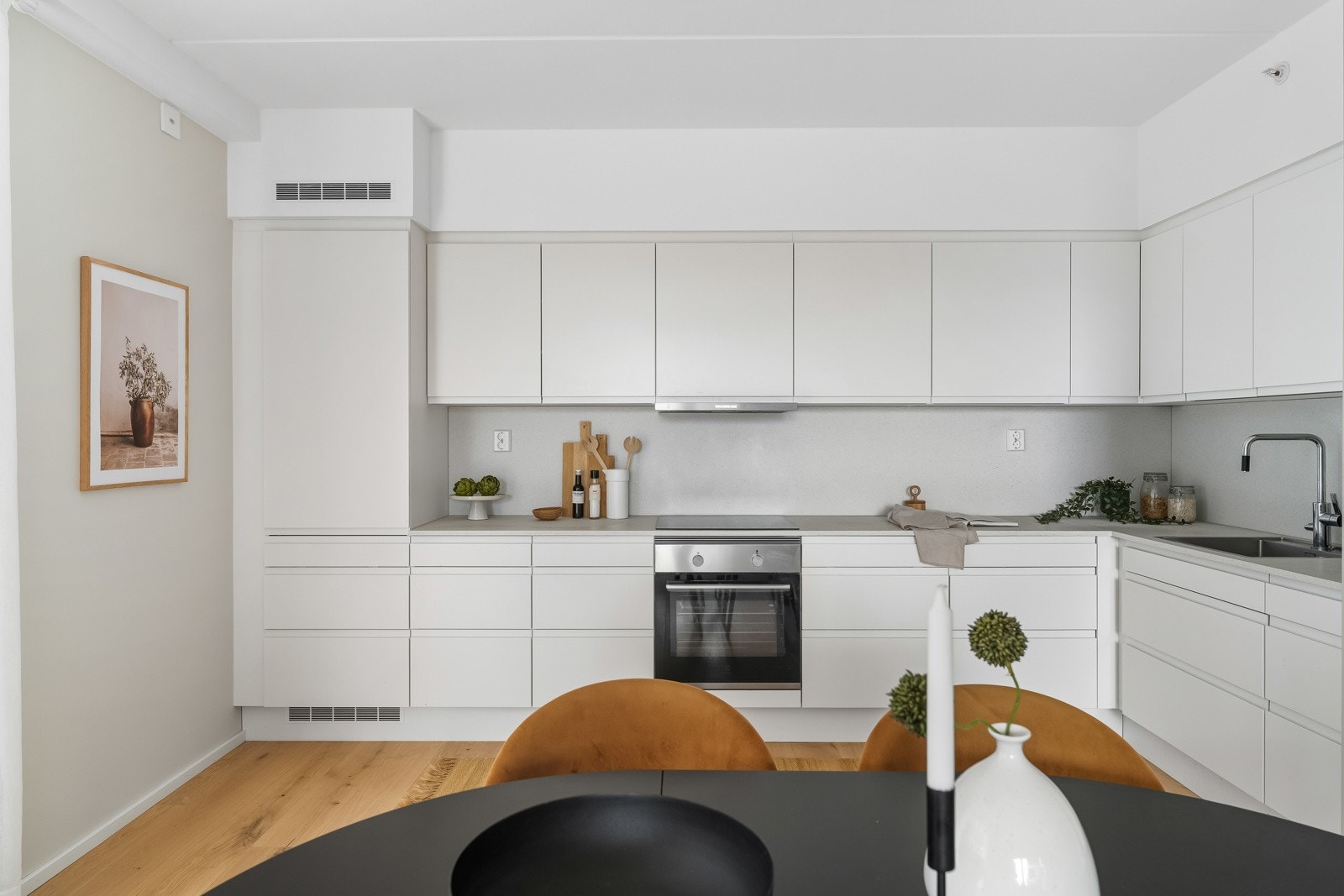 Kjøkkenet er stilrent og har integrerte hvitevarer. Innredningen er oppforet og har glatte fronter Galleribilde