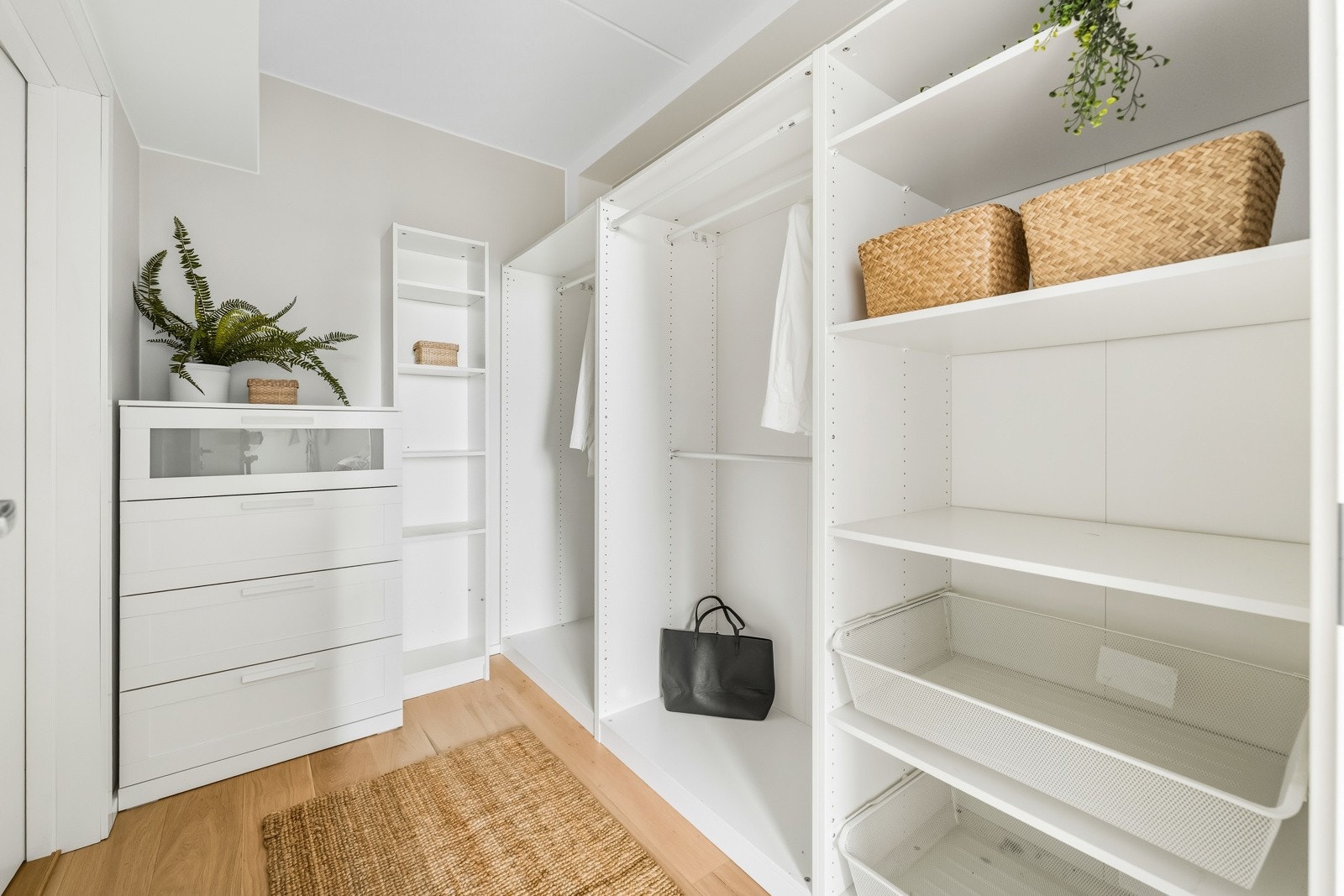 Omkledningsrom med gode oppbevaringsmuligheter. Det medfølger også en bod i kjeller Galleribilde