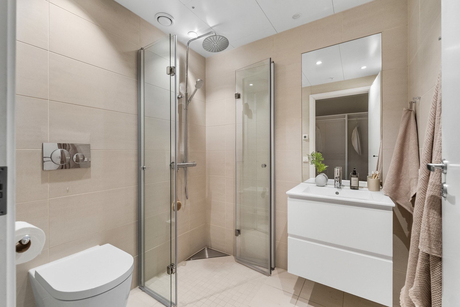 Flislagt bad med dusjhjørne, servant med underskuffer og wc Galleribilde