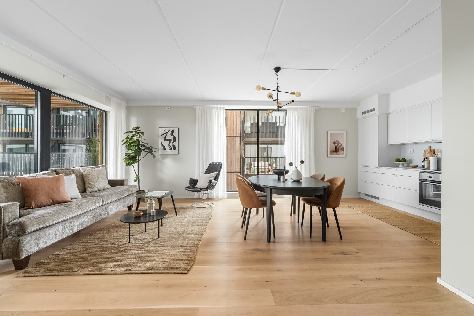 Leiligheten har en fin hjørnebeliggenhet med store vindusflater som gir rikelig med naturlig lys Galleribilde