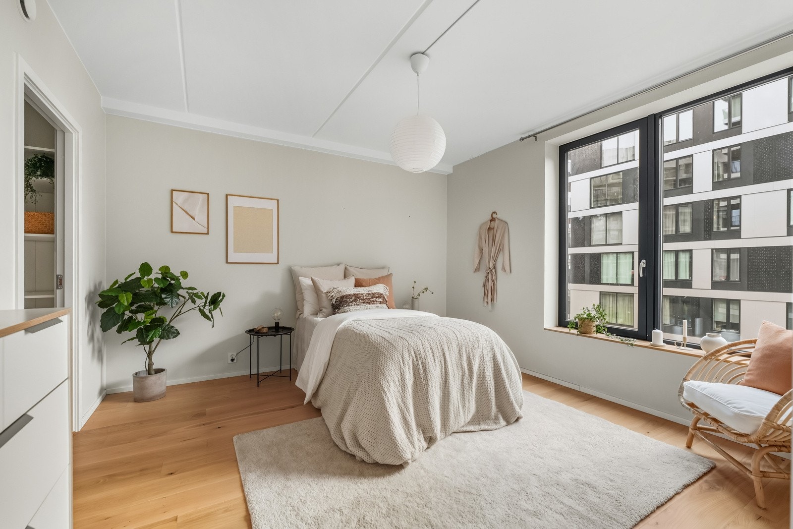 Leiligheten har to romsligere soverom med plass til dobbeltseng og garderobeløsning Galleribilde