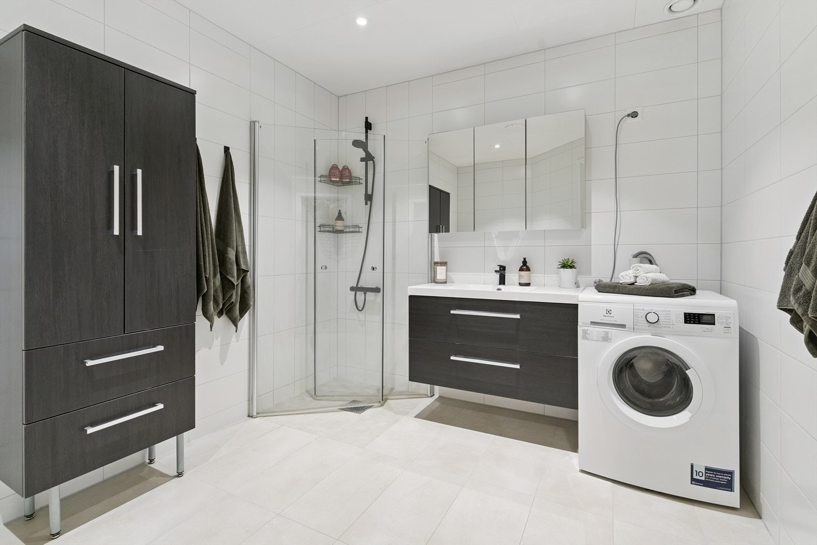 Nye fliser på vegger og gulv og ny innredning Galleribilde