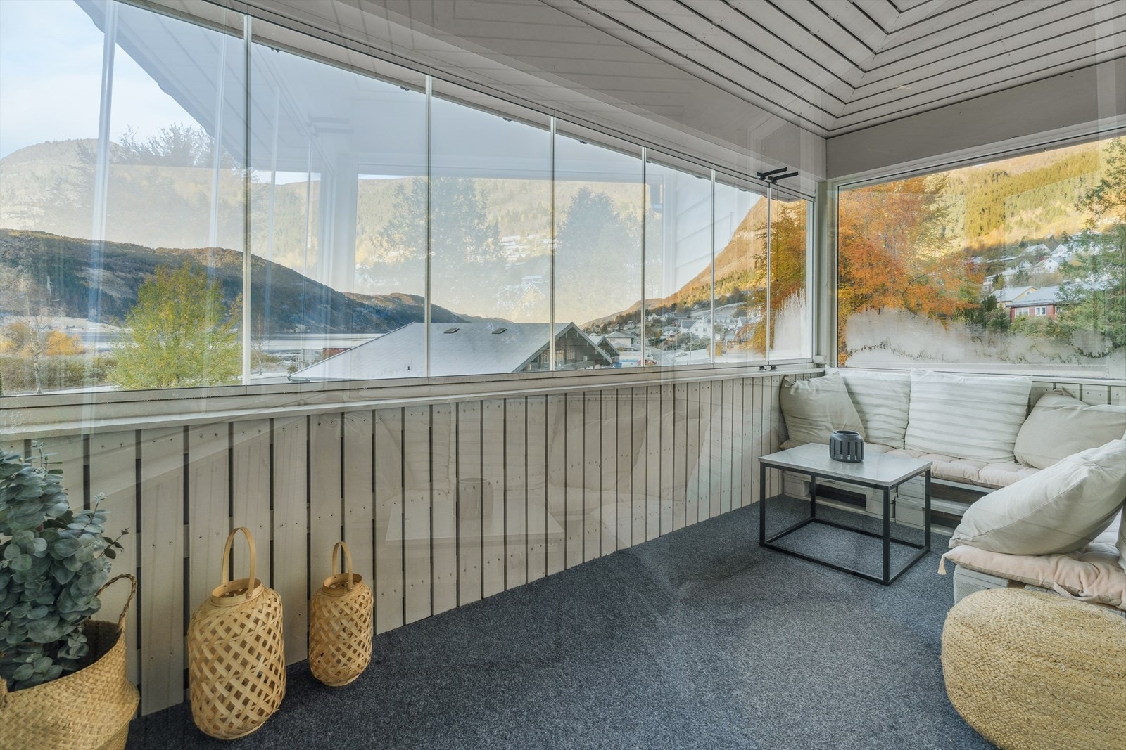 Innglasset balkong med god sol- og utsiktsforhold Galleribilde