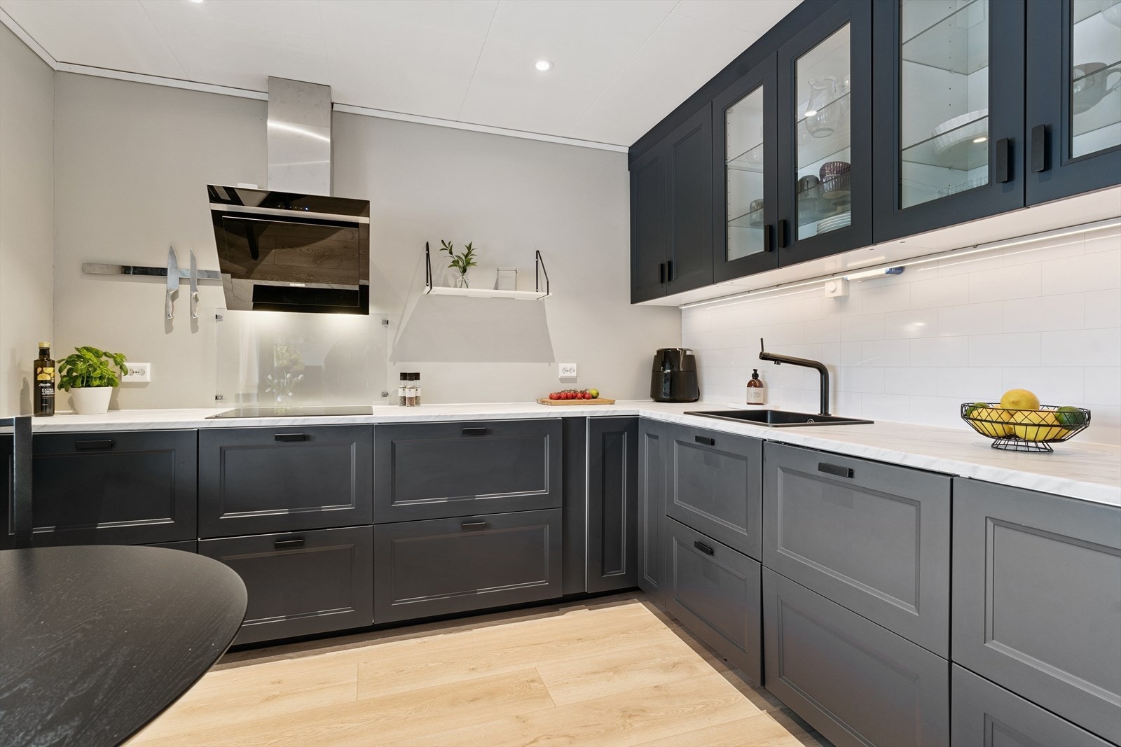 Flott innredning med god skap- og benkeplass Galleribilde