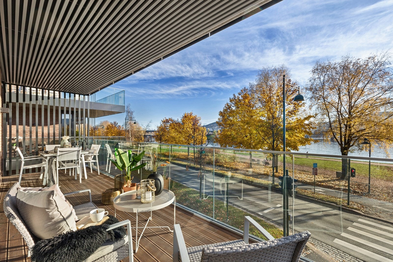 Balkongen er på 20 m2 med god plass for både lounge- og spisemøblement Galleribilde