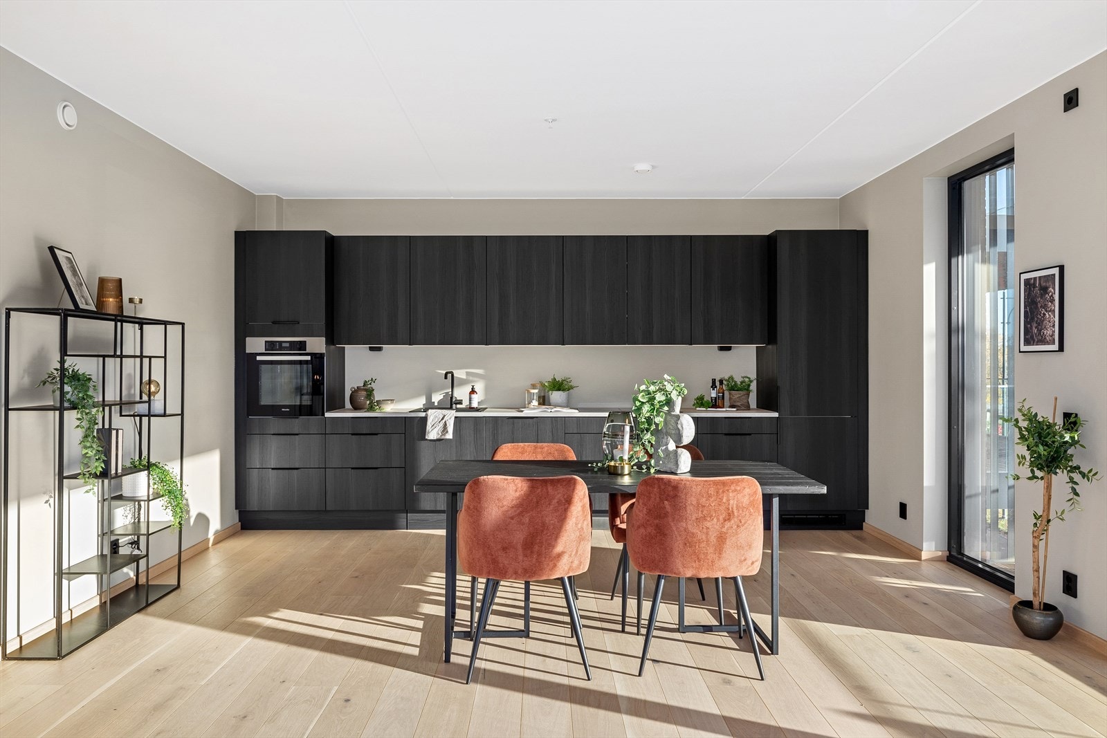 God plass for spisegruppe i tilknytning til kjøkkenet Galleribilde