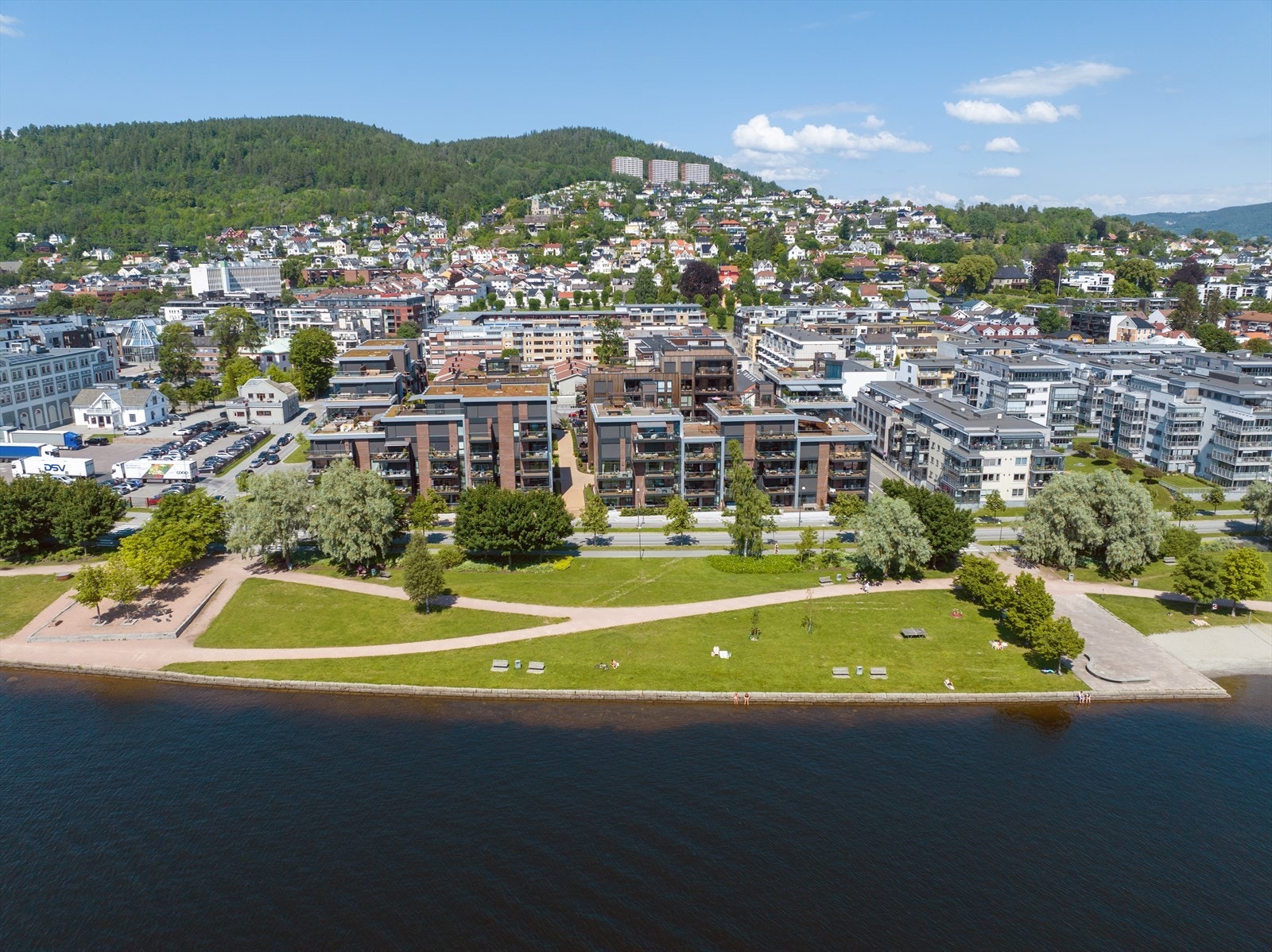 Umiddelbar nærhet til elva og elvepromenaden med fine tur muligheter Galleribilde