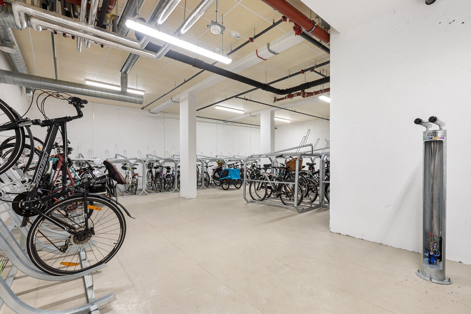 Felles sykkelrom med plass for to sykler pr leilighet Galleribilde