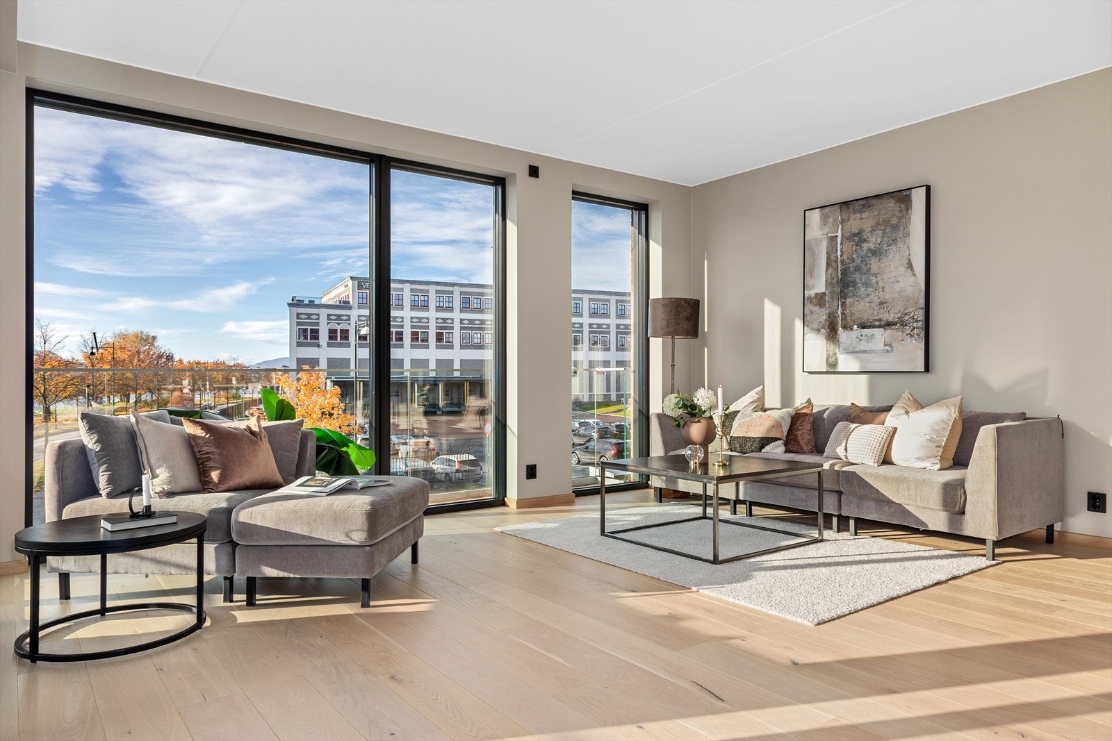 Rommet er meget lyst og delikat med glatte overflater og en-stavs eikeparkett Galleribilde