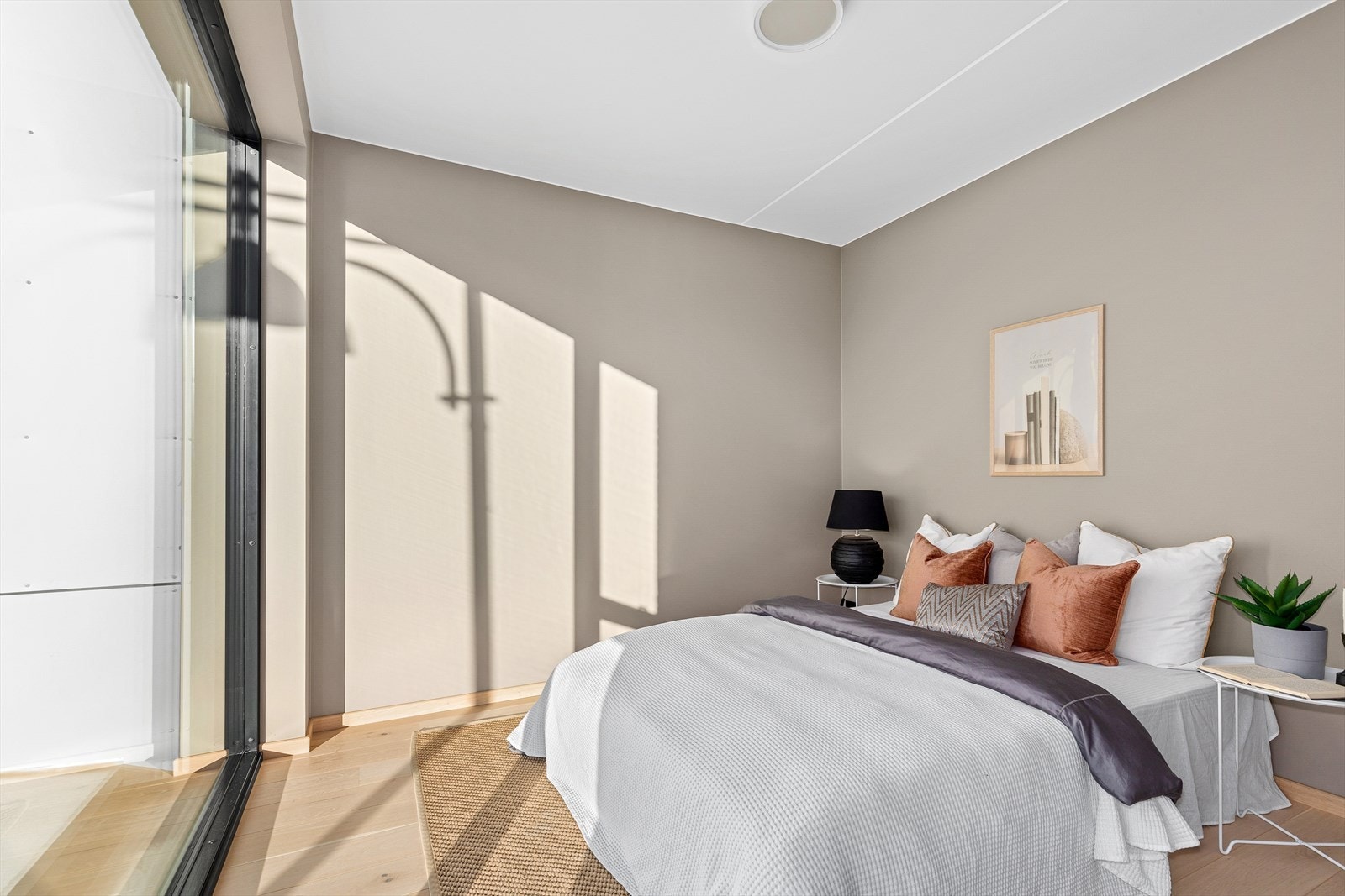 Her er det plass for dobbeltseng med tilhørende nattbord Galleribilde