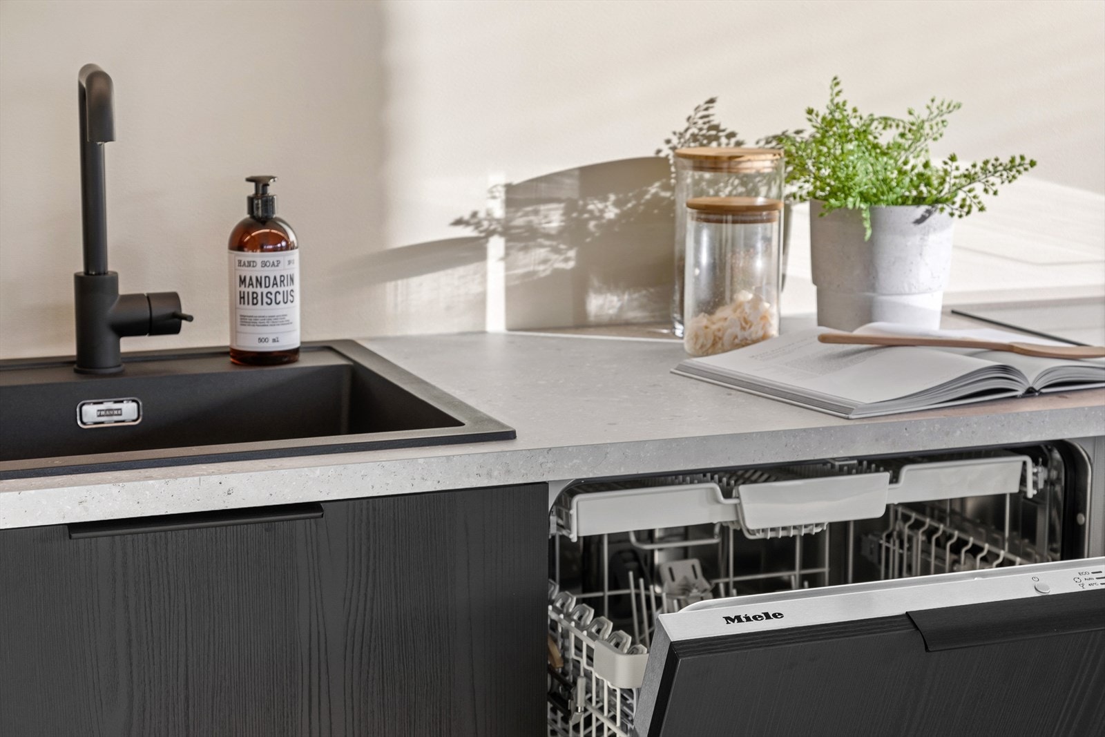 Kjøkkenet er påkostet med kvalitetsmerker som Miele og Franke Galleribilde