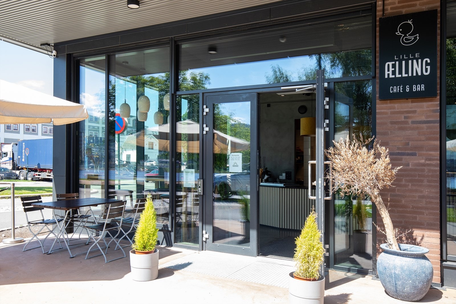 I første etasje finner du Lille Ælling - en koselig café Galleribilde