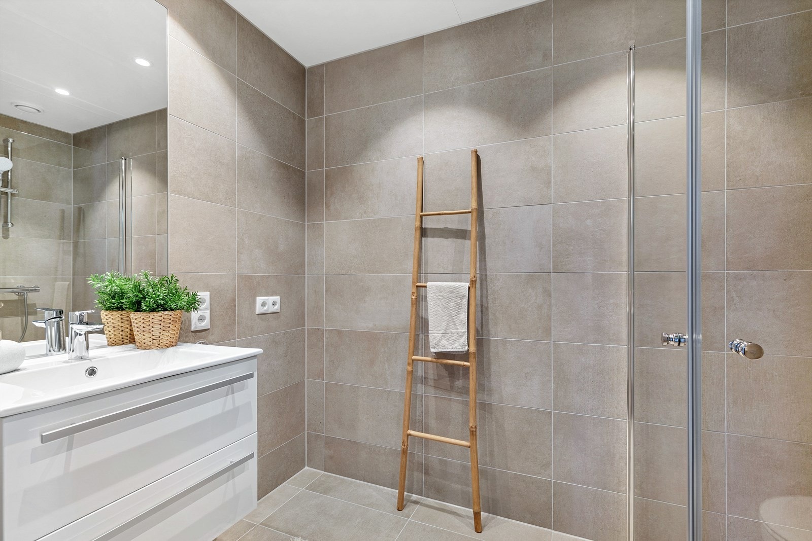 Bad 2 er også i samme delikate utførelse og ligger i tilknytning til soverom 2 Galleribilde